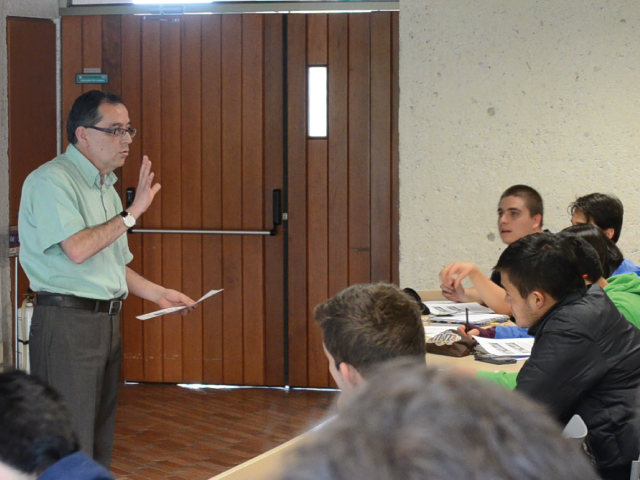 Estudiantes en clase del profesor Alvaro Pinilla | Uniandes