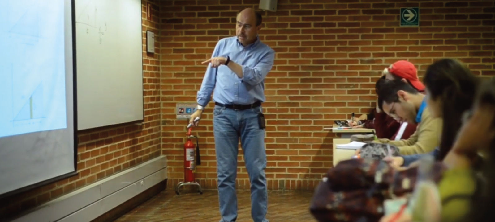 Estudiantes en clase con el profesor Luis Mario Mateus | Uniandes