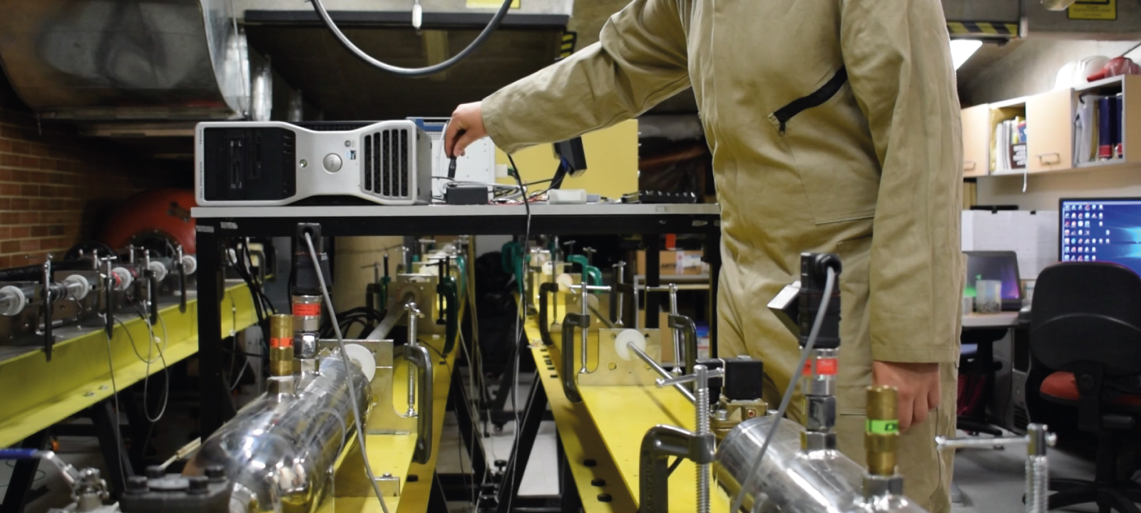 Estudiante trabajando en laboratorio de materiales compuestos | Uniandes