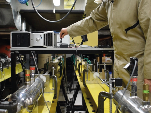 Estudiante trabajando en laboratorio de materiales compuestos | Uniandes