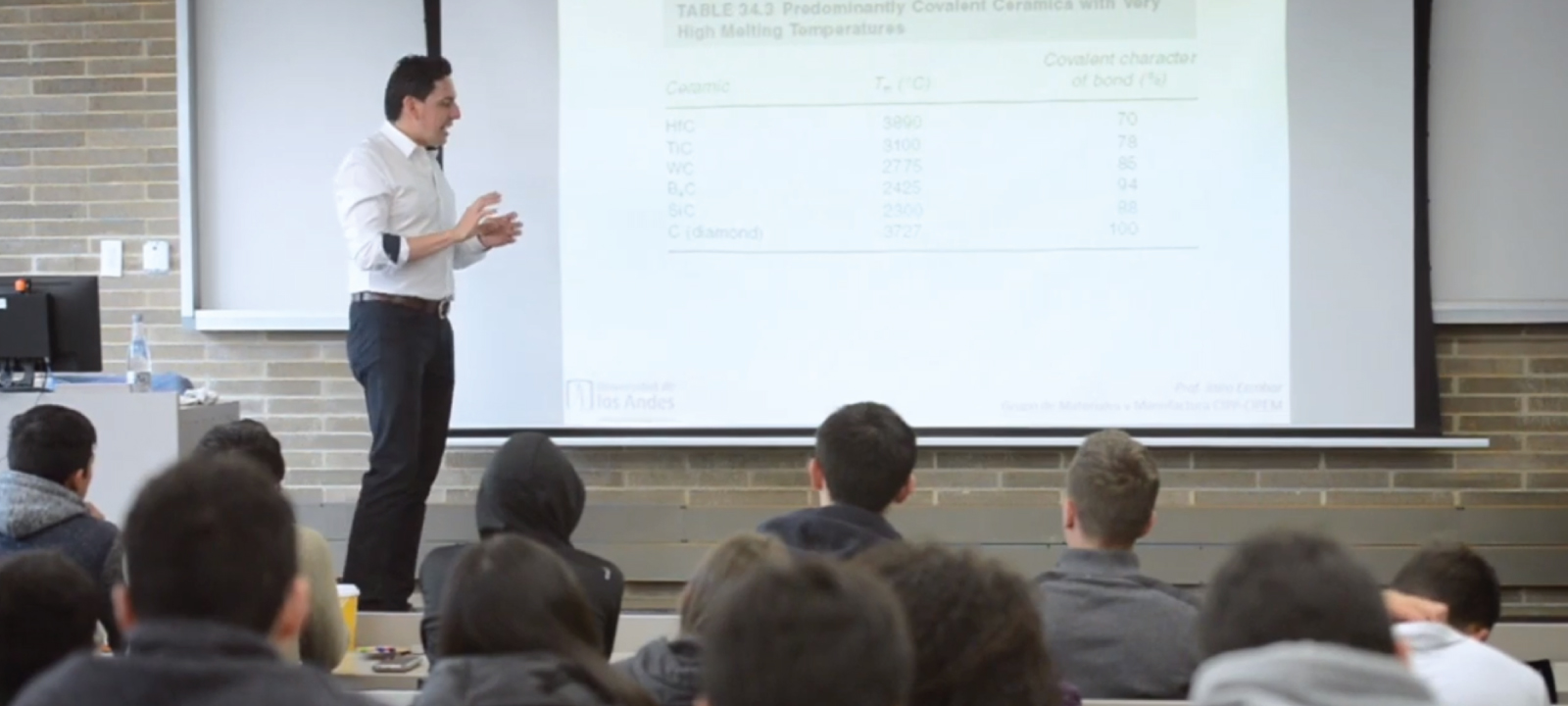 Profesor Jairo Escobar dando clase en de maestría | Uniandes
