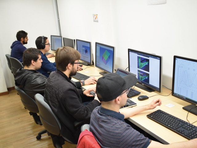 Estudiantes trabajando en la sala de simulación | Uniandes