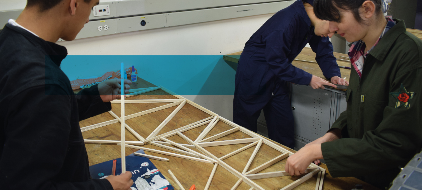 Estudiantes creando una estructura en el laboratorio de manufactura 