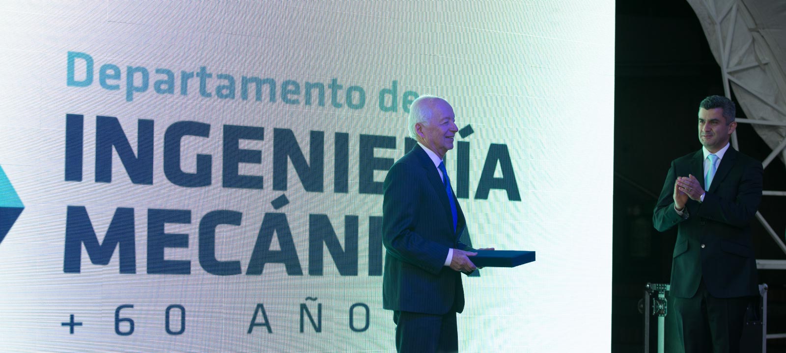 Profesor Rafael Beltrán recibiendo reconocimiento de toda una vida como profesor de la Universidad de los Andes