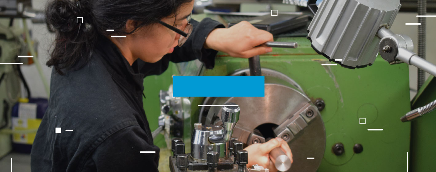 Estudiante de pregrado trabajando en torno del laboratorio de manufactura | Uniandes